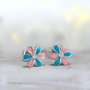Srebrne minđuše su obliku cvetića, obojene u roze i plavu boju. Kopčanje je na šrafić.